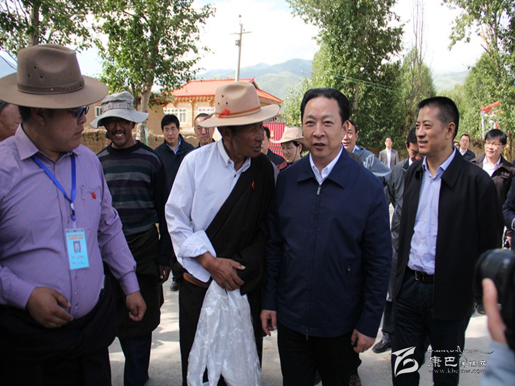 黃新初在甘孜縣調(diào)研指導(dǎo)扶貧開發(fā)工作、慰問對(duì)口支援我州的干部人才代表掠影