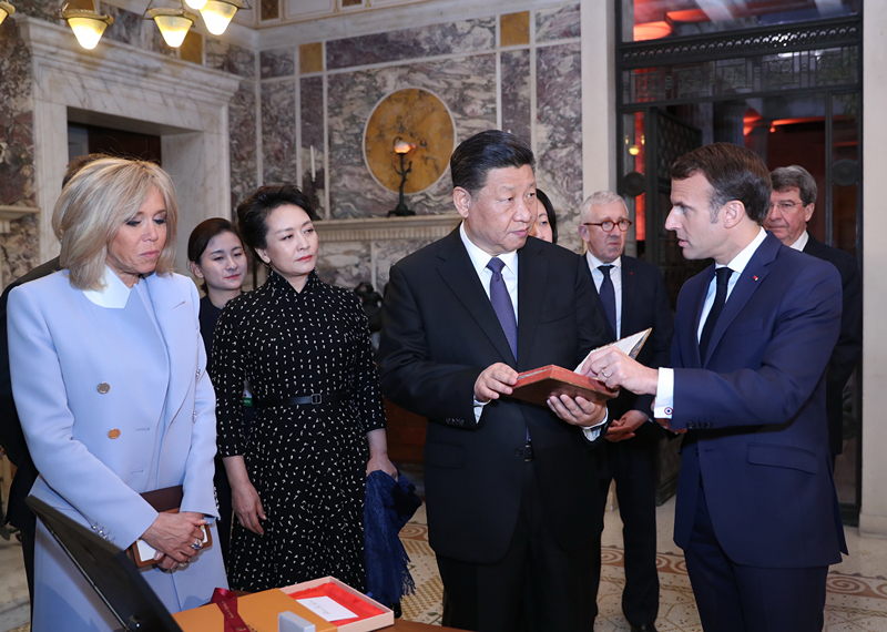 2019年3月24日，習(xí)近平在法國尼斯會(huì)見法國總統(tǒng)馬克龍。會(huì)見前，馬克龍向習(xí)近平贈(zèng)送1688年法國出版的首部《論語導(dǎo)讀》法文版原著。