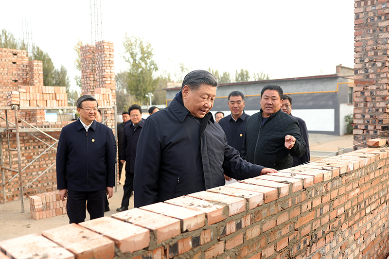 2023年11月10日，習(xí)近平總書記在河北保定涿州市刁窩鎮(zhèn)萬全莊村房屋重建施工現(xiàn)場考察。