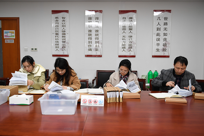 2020年1月8日，浙江寧波市北侖區(qū)紀(jì)委工作人員在檢查北侖區(qū)大數(shù)據(jù)發(fā)展管理中心2019年的公款消費票據(jù)，查找是否存在違規(guī)問題。