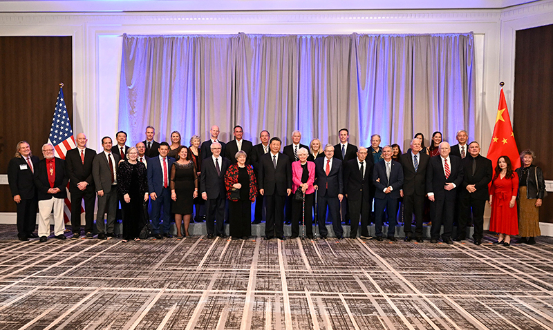 這是美國友好團體聯(lián)合歡迎宴會開始前，習(xí)近平主席會見飛虎隊和史迪威將軍后人、鼓嶺、艾奧瓦州、華盛頓州等方面友好人士代表，同他們親切交談并合影留念。