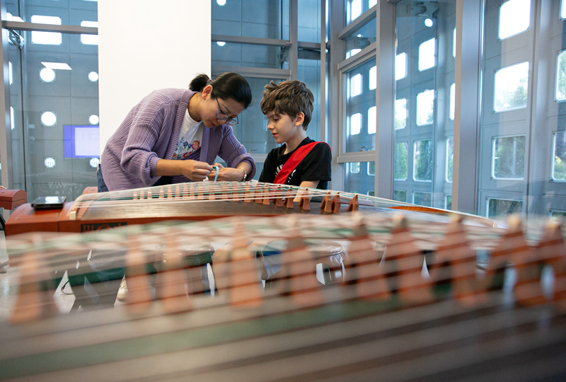 4月29日，在塞爾維亞貝爾格萊德中國(guó)文化中心，古箏指導(dǎo)老師王宣（左）在教學(xué)。新華社記者 李京 攝