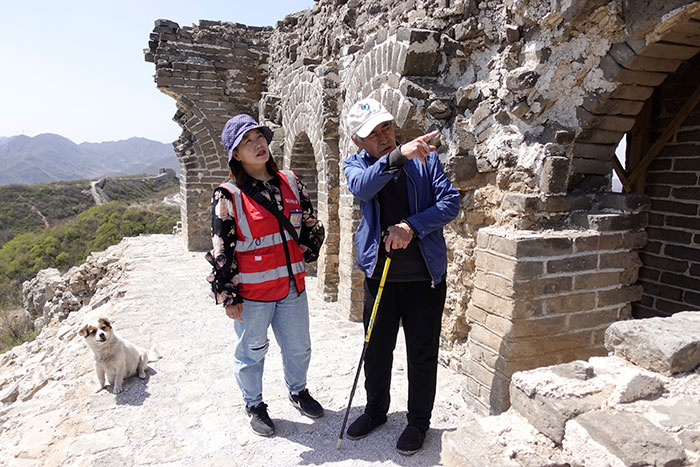 在明長(zhǎng)城遺址上，梅景田給外甥女劉紅巖講述長(zhǎng)城故事。