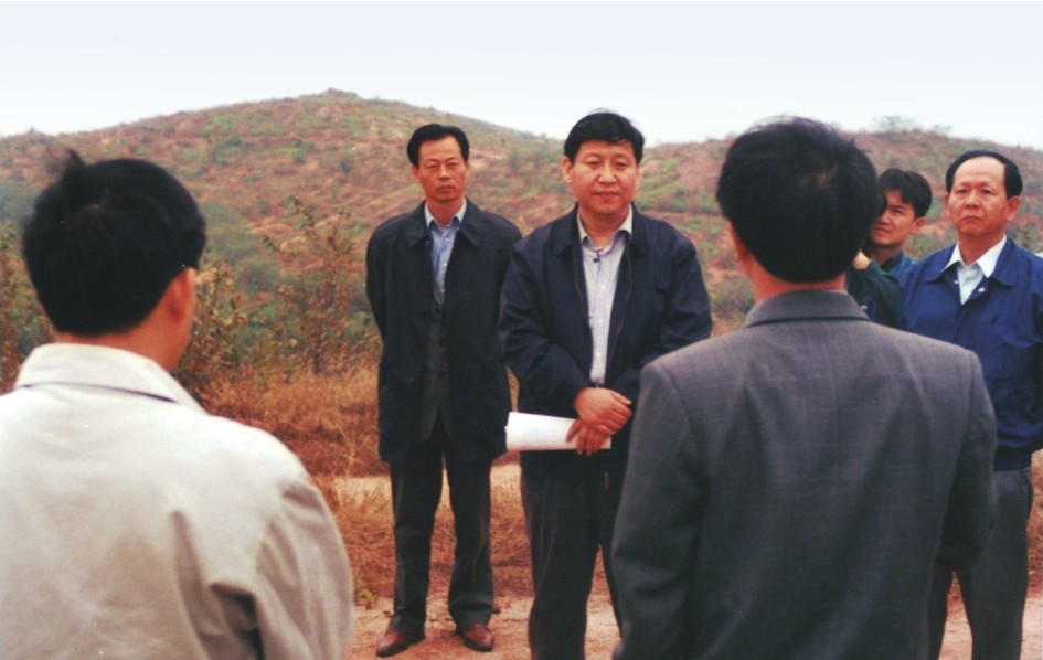 1999年11月，習(xí)近平在龍巖市長汀縣河田水土流失治理區(qū)調(diào)研。圖源：《習(xí)近平在福建（下）》