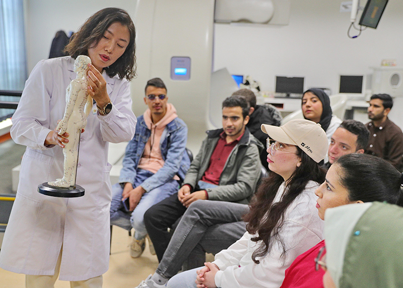 2023年4月19日，河北省秦皇島市中醫(yī)醫(yī)院醫(yī)務(wù)工作者為燕山大學(xué)外國(guó)留學(xué)生講解中醫(yī)經(jīng)絡(luò)知識(shí)。