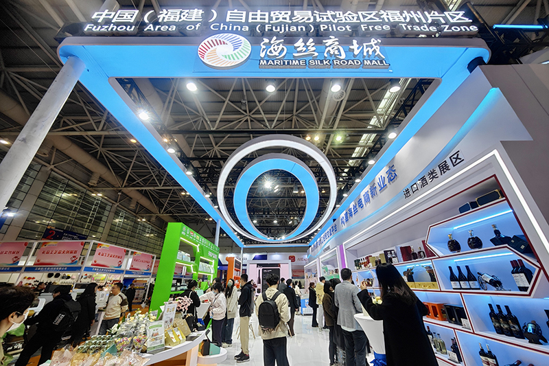 2024年3月18日，第四屆中國跨境電商交易會在福建福州開幕。展會聚焦“鏈接跨境全流域 共建電商新生態(tài)”，集聚全國80余個外貿(mào)產(chǎn)業(yè)帶的上千家供應鏈企業(yè)。