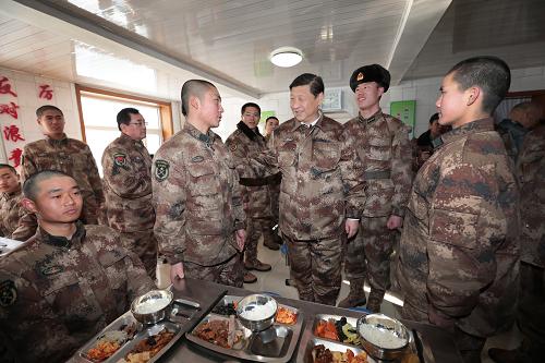 2014年1月26日中午，習(xí)近平來到連隊(duì)食堂，同戰(zhàn)士們一起用餐。新華社記者 李剛 攝