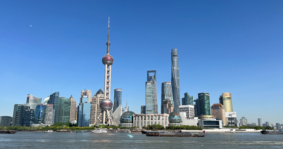 沿蘇州河遠(yuǎn)眺陸家嘴城市建筑群。人民網(wǎng) 馬作鵬 攝