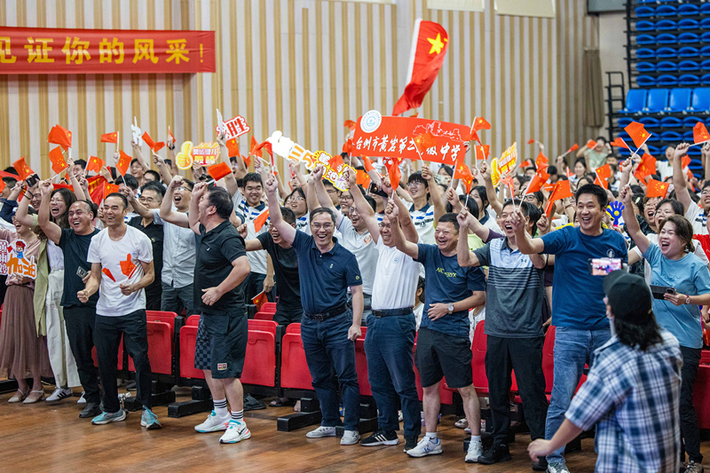 北京時(shí)間7月27日，2024年巴黎奧運(yùn)會(huì)首個(gè)比賽日，在射擊10米氣步槍混合團(tuán)體比賽中，中國(guó)選手黃雨婷/盛李豪獲得金牌。圖為黃雨婷的母校師生們通過收看奧運(yùn)直播的方式為她加油助威。