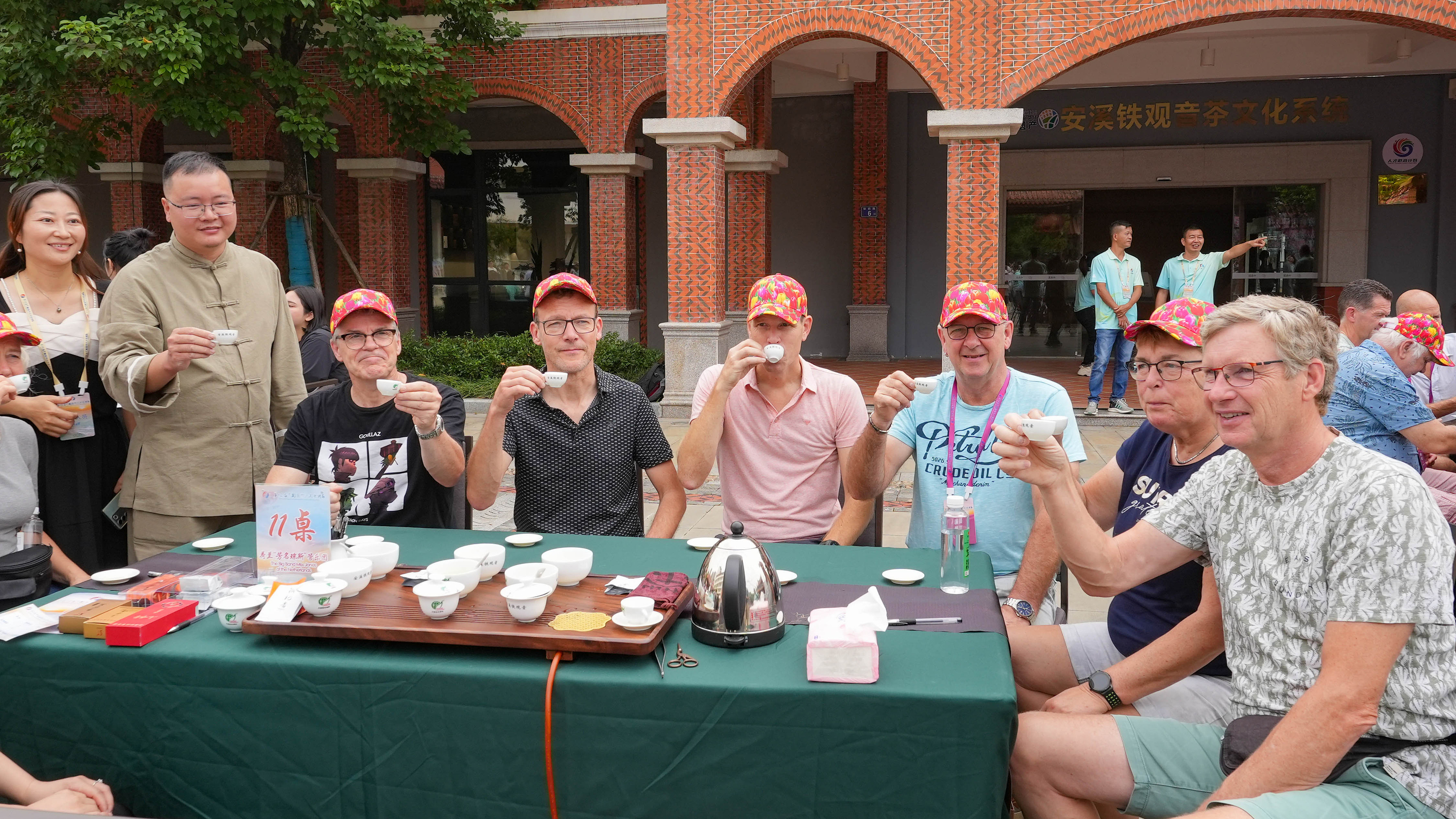 △2023年10月4日，福建泉州，外國(guó)人品中國(guó)茶。